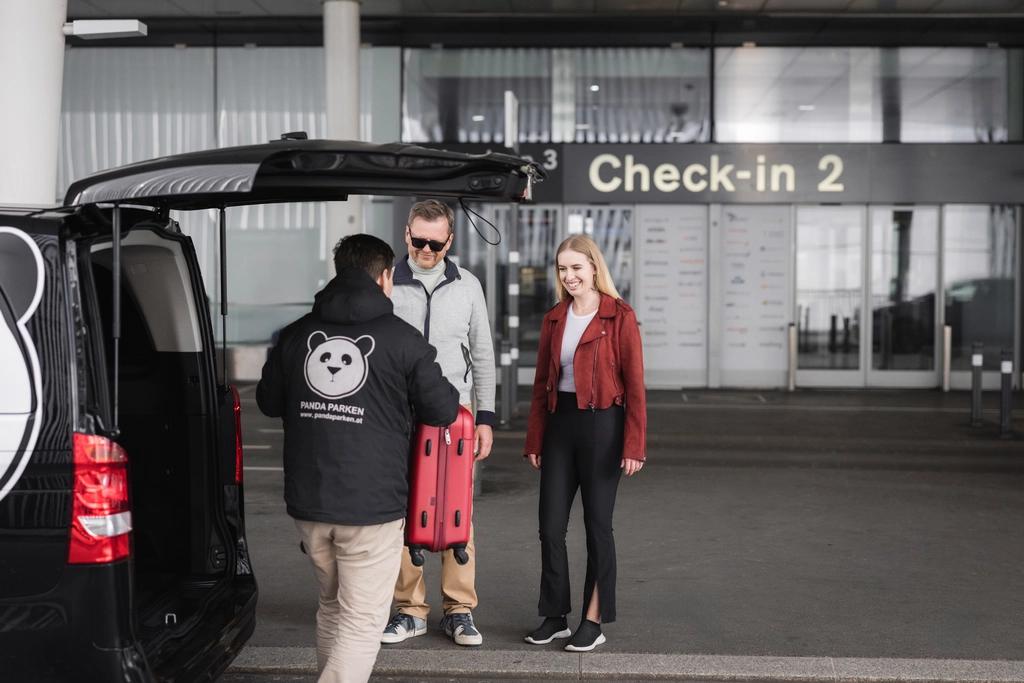 Panda Parken hat gut beleuchtete Einrichtungen für nächtliches Parken.