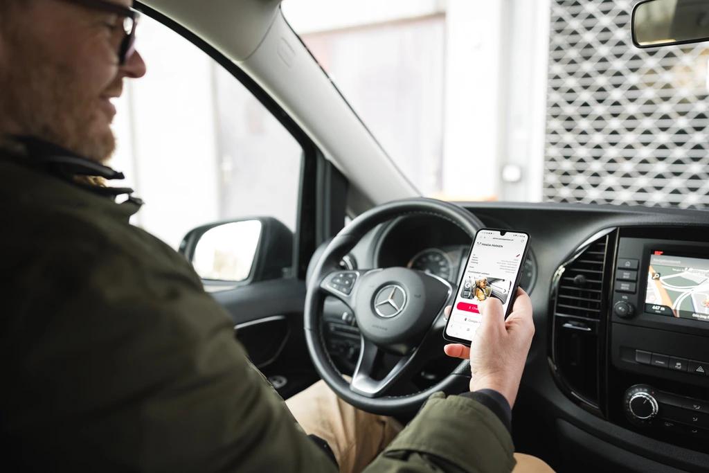 Holding phone with open panda parken website